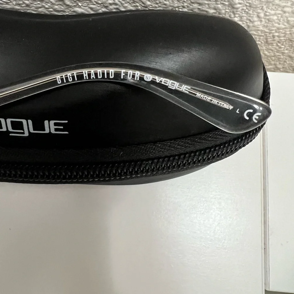 Vogue 2 pair of sunglasses - Picture 10 of 11